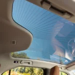 Interieurzicht naar boven naar 2025 DS N°8 panoramisch glazen dak met intrekbare zonneschermen en natuurlijk licht in de cabine