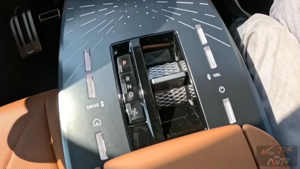 Close-up van 2025 DS N°8 versnellingsselectie met PRND posities, rijmodus knoppen en diverse bedieningselementen in de middenconsole