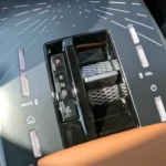 Close-up van 2025 DS N°8 versnellingsselectie met PRND posities, rijmodus knoppen en diverse bedieningselementen in de middenconsole