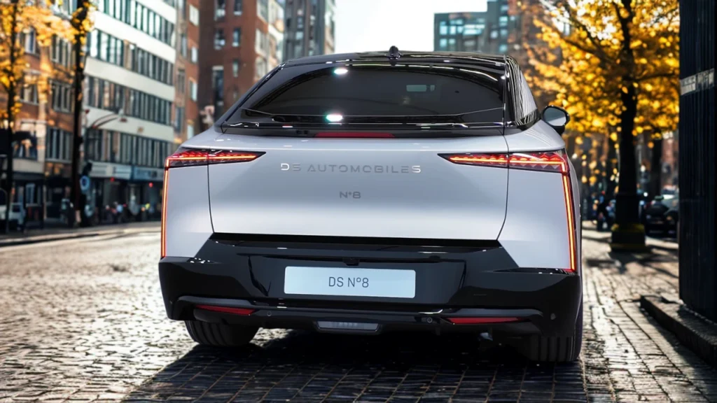 Compleet achteraanzicht van 2025 DS N°8 met DS Automobiles branding, N°8 modelbadge en kenmerkende achterverlichting ontwerp