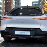 Compleet achteraanzicht van 2025 DS N°8 met DS Automobiles branding, N°8 modelbadge en kenmerkende achterverlichting ontwerp