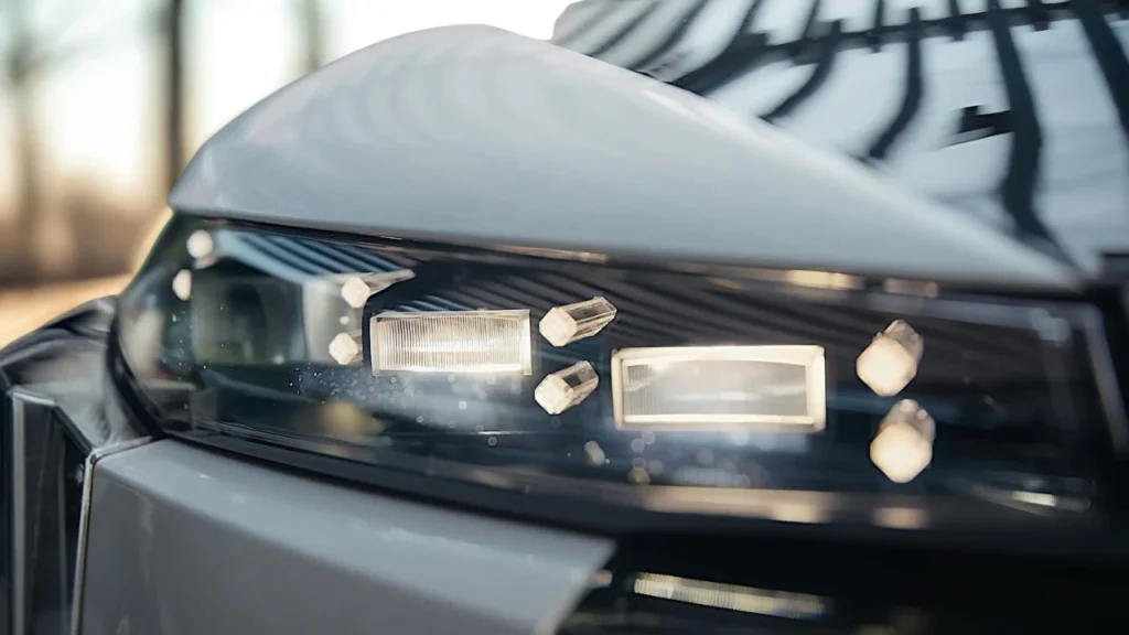 Gedetailleerd zicht van 2025 DS N°8 voorkoplamp met verticale LED lichtsignatuur, premium verlichtingstechnologie en kenmerkende ontwerpelementen