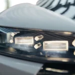 Gedetailleerd zicht van 2025 DS N°8 voorkoplamp met verticale LED lichtsignatuur, premium verlichtingstechnologie en kenmerkende ontwerpelementen