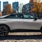 Zijaanzicht van 2025 DS N°8 met slanke fastback silhouet, aerodynamisch ontwerp en elegante proporties in stedelijke omgeving