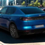 Achter driekwart aanzicht van de 2025 Ford Capri met achterverlichting, CAPRI-badge en coupé-styling
