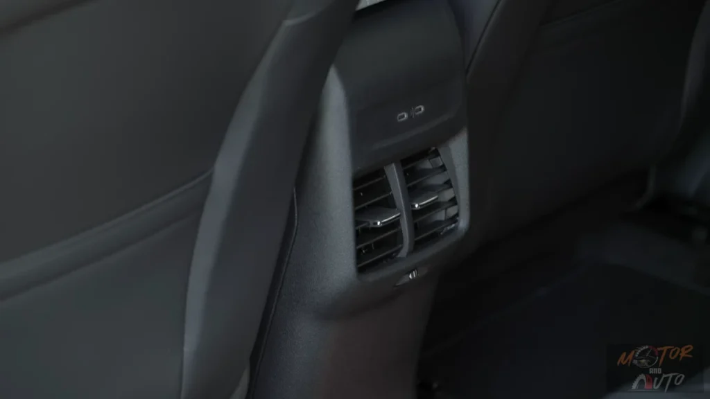 Achter klimaatregelingsventielen en USB-oplaadpoorten in het interieur van de 2025 Ford Capri