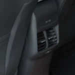 Achter klimaatregelingsventielen en USB-oplaadpoorten in het interieur van de 2025 Ford Capri