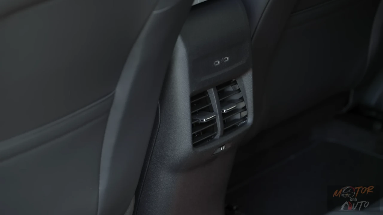 Achter klimaatregelingsventielen en USB-oplaadpoorten in het interieur van de 2025 Ford Capri