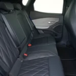 Interieuroverzicht van de achterpassagiersbanken van de 2025 Ford Capri met zwarte lederen bekleding met ruitpatroon en vlakke vloer