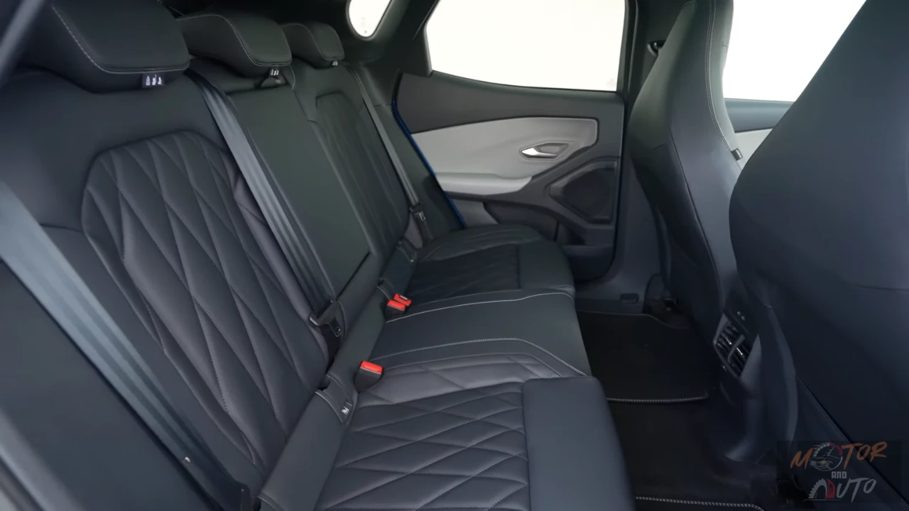 Interieuroverzicht van de achterpassagiersbanken van de 2025 Ford Capri met zwarte lederen bekleding met ruitpatroon en vlakke vloer