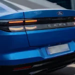 Close-up detail van de achter-LED-verlichting van de 2025 Ford Capri met dubbele achterlichten en CAPRI-letters