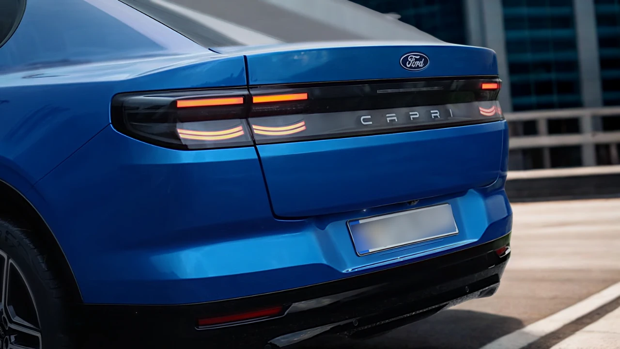 Close-up detail van de achter-LED-verlichting van de 2025 Ford Capri met dubbele achterlichten en CAPRI-letters