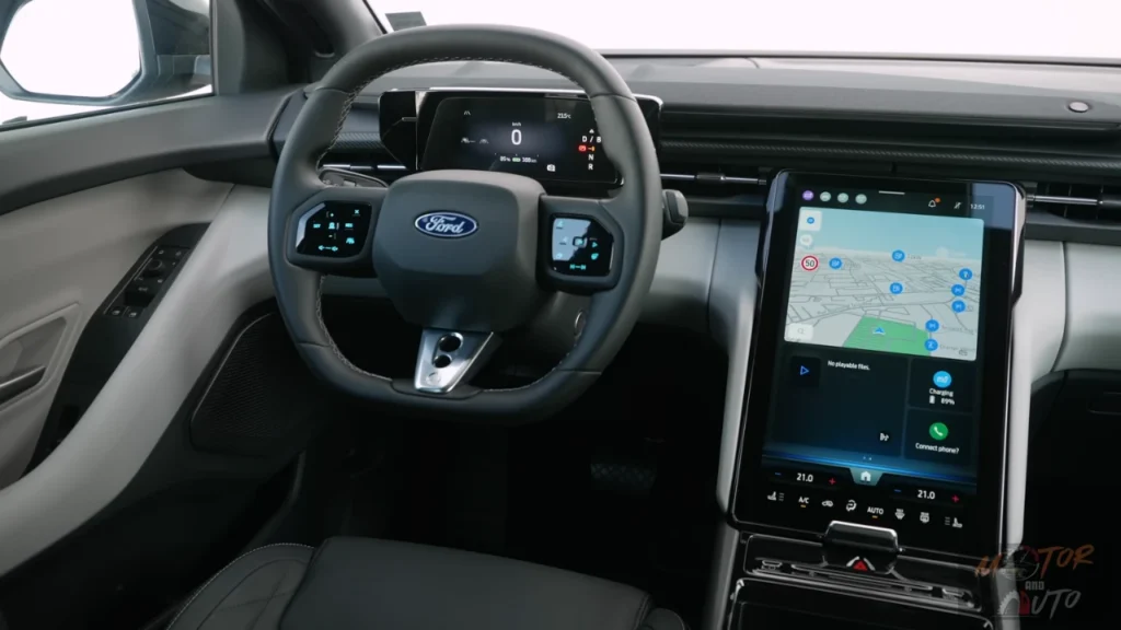 Volledig interieuroverzicht van de 2025 Ford Capri met touchscreen infotainmentsysteem, premium stoelen en modern cabineontwerp
