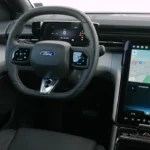 Volledig interieuroverzicht van de 2025 Ford Capri met touchscreen infotainmentsysteem, premium stoelen en modern cabineontwerp