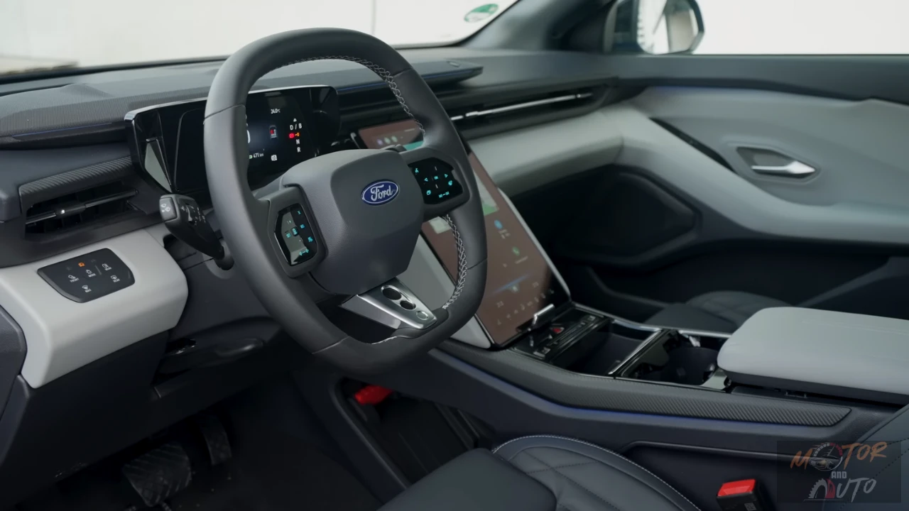 Dashboard en stuurwieloverzicht van de 2025 Ford Capri met modern interieurontwerp met digitale displays en carbon fiber afwerking