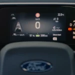 Digitaal instrumentenpaneel van de 2025 Ford Capri met snelheid, batterijniveau, bereik en voertuigstatusinformatie