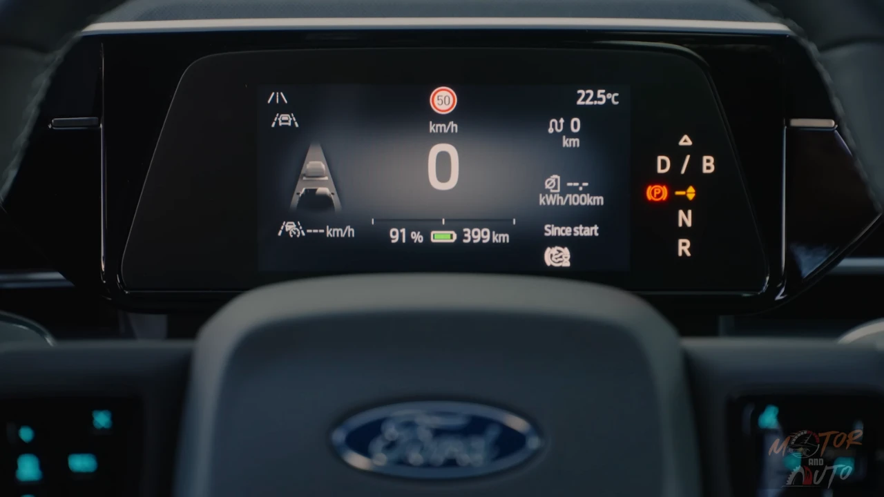 Digitaal instrumentenpaneel van de 2025 Ford Capri met snelheid, batterijniveau, bereik en voertuigstatusinformatie