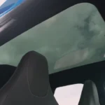 Interieuroverzicht van het panoramisch schuifdak van de 2025 Ford Capri met glaspaneel en zwarte hemel