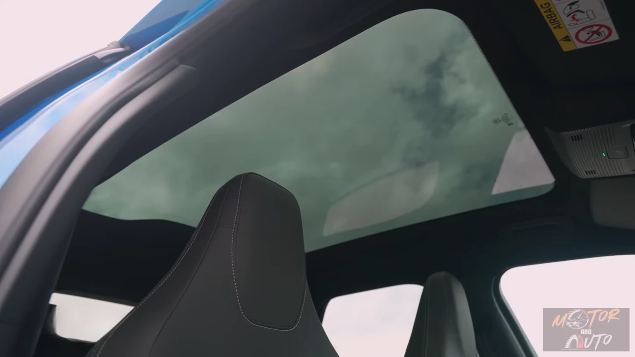 Interieuroverzicht van het panoramisch schuifdak van de 2025 Ford Capri met glaspaneel en zwarte hemel
