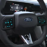 Stuurwiel van de 2025 Ford Capri met haptische touch bediening en digitaal instrumentendisplay