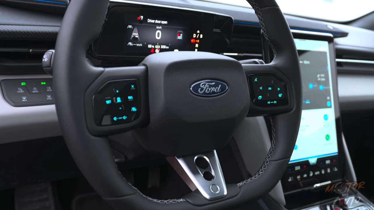 Stuurwiel van de 2025 Ford Capri met haptische touch bediening en digitaal instrumentendisplay