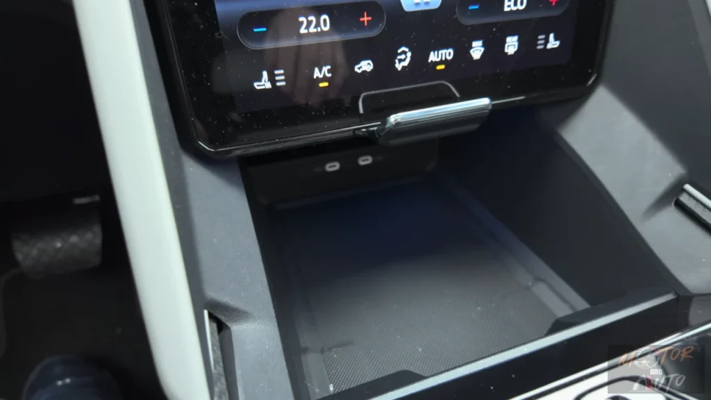 Verborgen opbergvak onder het beweegbare touchscreen in het interieur van de 2025 Ford Capri