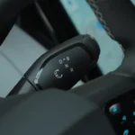 Elektronische versnellingsselector van de 2025 Ford Capri met D, N, R en B rijmodi