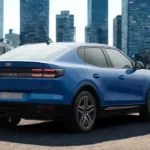 Volledig achteraanzicht van de 2025 Ford Capri elektrische SUV met LED-achterlichten en CAPRI-branding