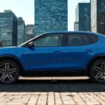 Volledig zijaanzicht profiel van de 2025 Ford Capri elektrische SUV met coupé daklijn en stedelijke omgeving