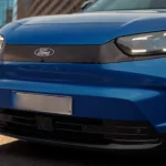 Voorkant exterieur detail van de 2025 Ford Capri in blauw met zwart vizierontwerp, Ford-logo en gesplitste koplampen