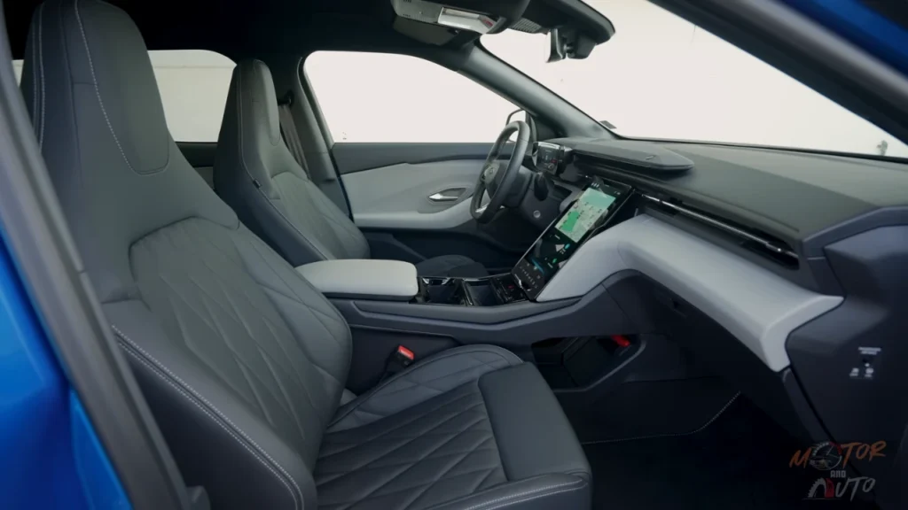 Voorpassagierszijde overzicht van het interieur van de 2025 Ford Capri met ruim cabineontwerp en premium materialen