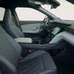 Voorpassagierszijde overzicht van het interieur van de 2025 Ford Capri met ruim cabineontwerp en premium materialen