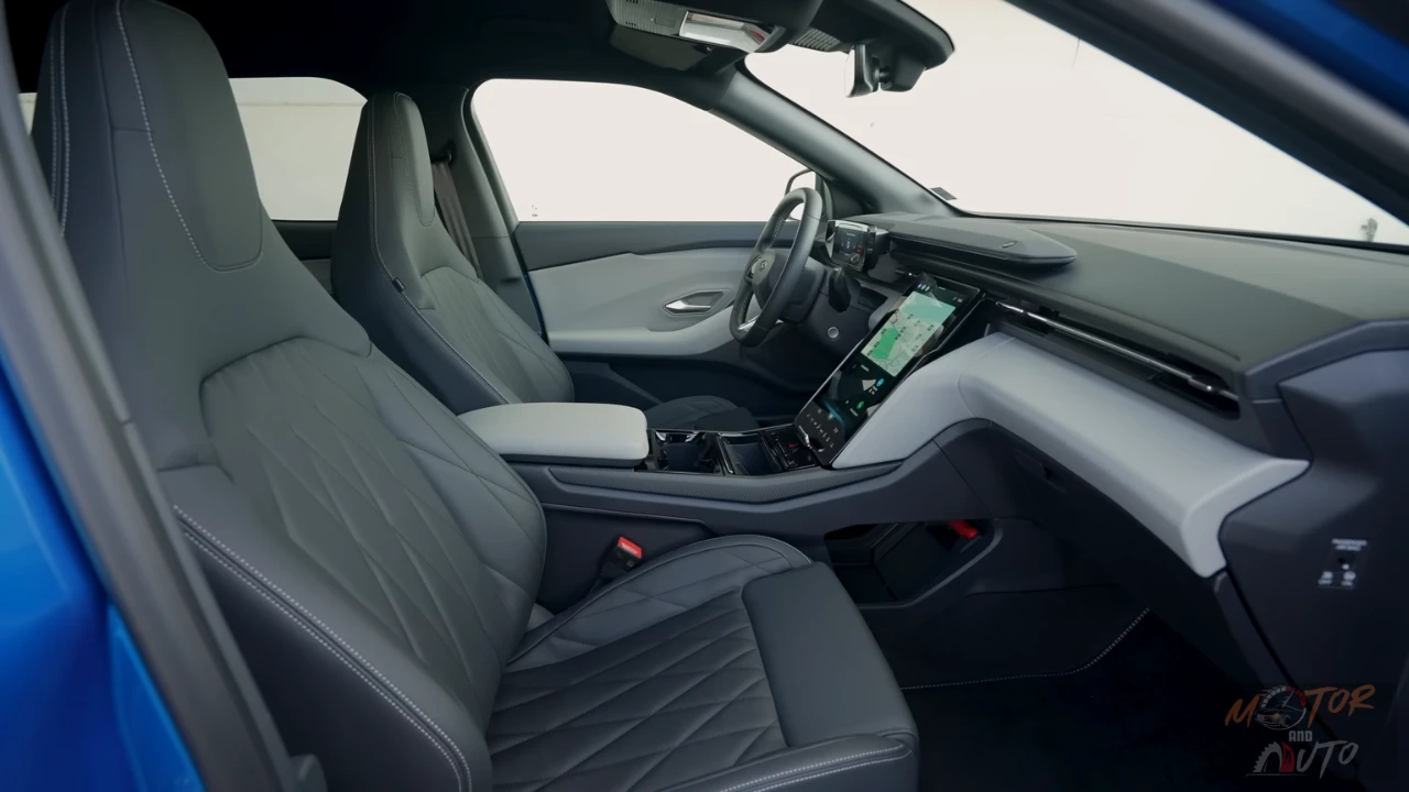 Voorpassagierszijde overzicht van het interieur van de 2025 Ford Capri met ruim cabineontwerp en premium materialen