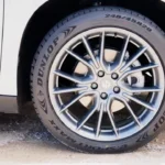 Close-up van 2025 Leapmotor C10 REEV 20-inch lichtmetalen velg met multi-spaak ontwerp, Leapmotor middendop, Dunlop band met 245/45 R20 maten en remschijf zichtbaar door velgspaken.