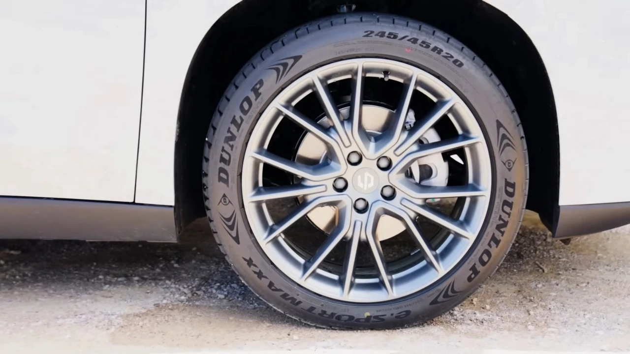 Close-up van 2025 Leapmotor C10 REEV 20-inch lichtmetalen velg met multi-spaak ontwerp, Leapmotor middendop, Dunlop band met 245/45 R20 maten en remschijf zichtbaar door velgspaken.