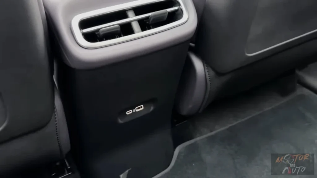 Detail zicht van 2025 Leapmotor C10 REEV achterpassagiers gebied met airconditioning ventielen en USB laadpoorten geïntegreerd in de rugleuning voor passagiers gemak.