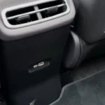 Detail zicht van 2025 Leapmotor C10 REEV achterpassagiers gebied met airconditioning ventielen en USB laadpoorten geïntegreerd in de rugleuning voor passagiers gemak.