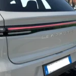 Close-up detail van 2025 Leapmotor C10 REEV achterkant met Leapmotor letters badge, LED achterlicht elementen, C10 model aanduiding en carrosserie paneel afwerking kwaliteit op Pearl White lak.