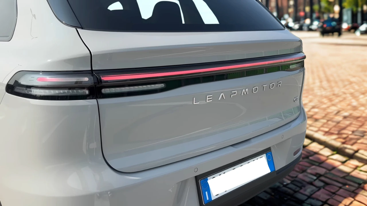 Close-up detail van 2025 Leapmotor C10 REEV achterkant met Leapmotor letters badge, LED achterlicht elementen, C10 model aanduiding en carrosserie paneel afwerking kwaliteit op Pearl White lak.
