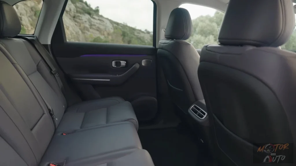 Close-up van 2025 Leapmotor C10 REEV achterbank gebied met stoel verstelling details, bekleding kwaliteit, deurpanelen en passagiers comfort functies in goed verlicht interieur.