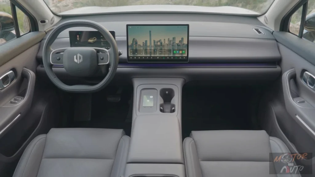 Breed interieur zicht van 2025 Leapmotor C10 REEV met volledig dashboard met dubbele schermen, stuurwiel, middenconsole met draadloos laden, bekerhouders en strak modern ontwerp.