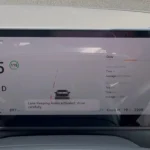 Rijdisplay scherm van 2025 Leapmotor C10 REEV met 115 km/u snelheid, rijstrookassistent actief bericht, batterij en brandstof bereik indicatoren, en verschillende rijstatistieken.