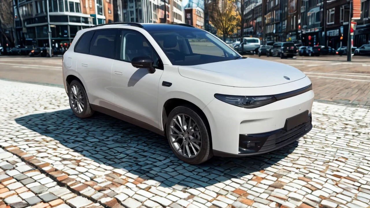 Driekwart vooraanzicht van 2025 Leapmotor C10 REEV in Pearl White kleur met 20-inch velgen, LED koplampen, zwart dak en moderne SUV-proporties geparkeerd op geplaveide straat met stedelijke gebouwen op de achtergrond.