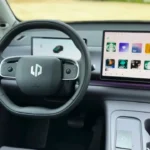 Close-up van 2025 Leapmotor C10 REEV infotainment touchscreen met app store interface met meerdere applicatie-iconen en modern gebruikersinterface ontwerp.
