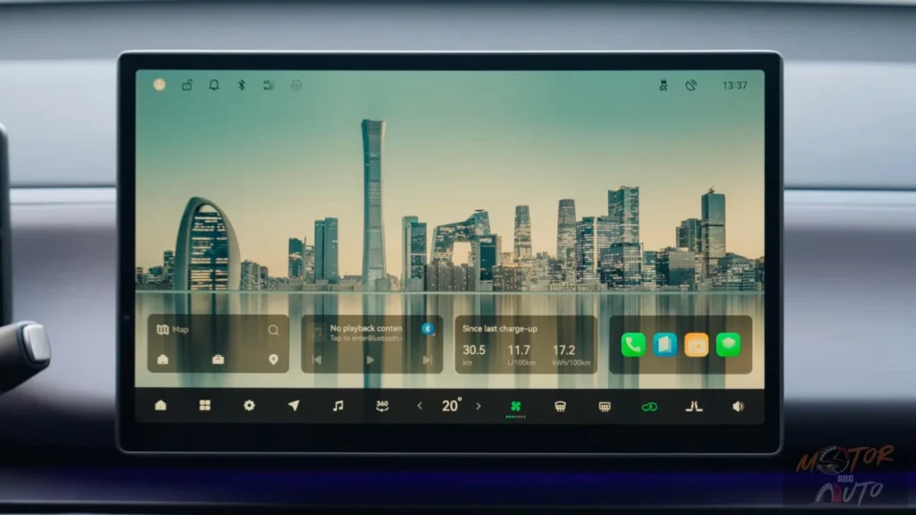 Infotainment hoofdscherm van 2025 Leapmotor C10 REEV met stad skyline achtergrond afbeelding, bedieningsknoppen onderaan, laadinformatie widgets en modern interface ontwerp.