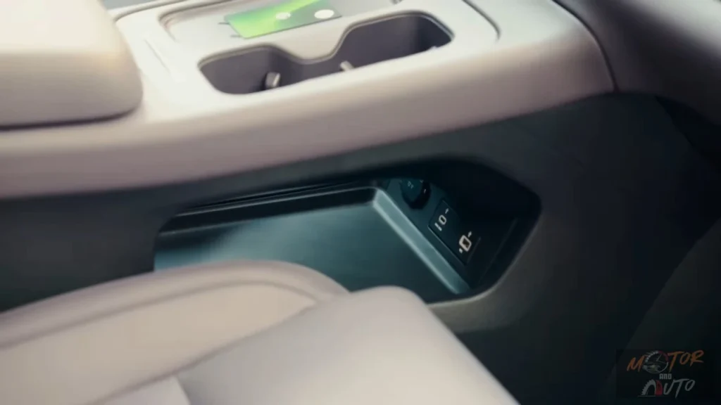 Gedetailleerd zicht van 2025 Leapmotor C10 REEV middenconsole opbergruimte met compartiment organisatie, kwaliteitsmaterialen en doordachte interieur ontwerpelementen.