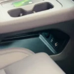 Gedetailleerd zicht van 2025 Leapmotor C10 REEV middenconsole opbergruimte met compartiment organisatie, kwaliteitsmaterialen en doordachte interieur ontwerpelementen.