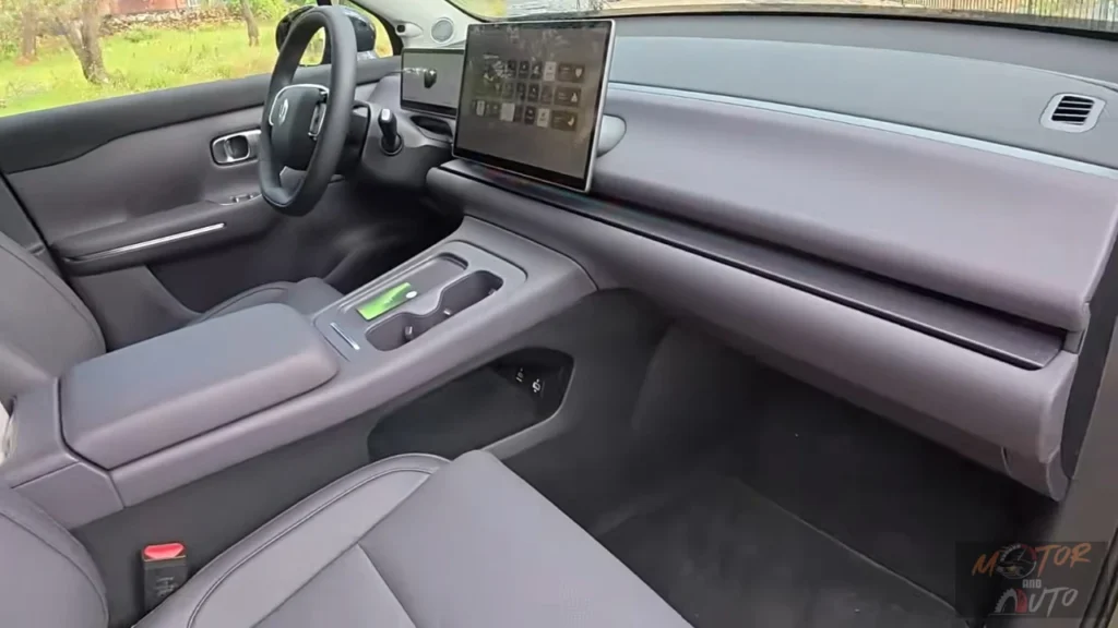 Passagierszijde interieur zicht van 2025 Leapmotor C10 REEV met middenconsole, opbergvakken, deurpaneel details en ruim cabineontwerp met kwaliteitsmaterialen.
