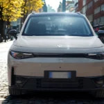 Direct vooraanzicht van 2025 Leapmotor C10 REEV in Pearl White met LED koplampen, Leapmotor logo, gesloten voorgrille, kentekenplaat gebied en modern voorbumper ontwerp op geplaveide straat.
