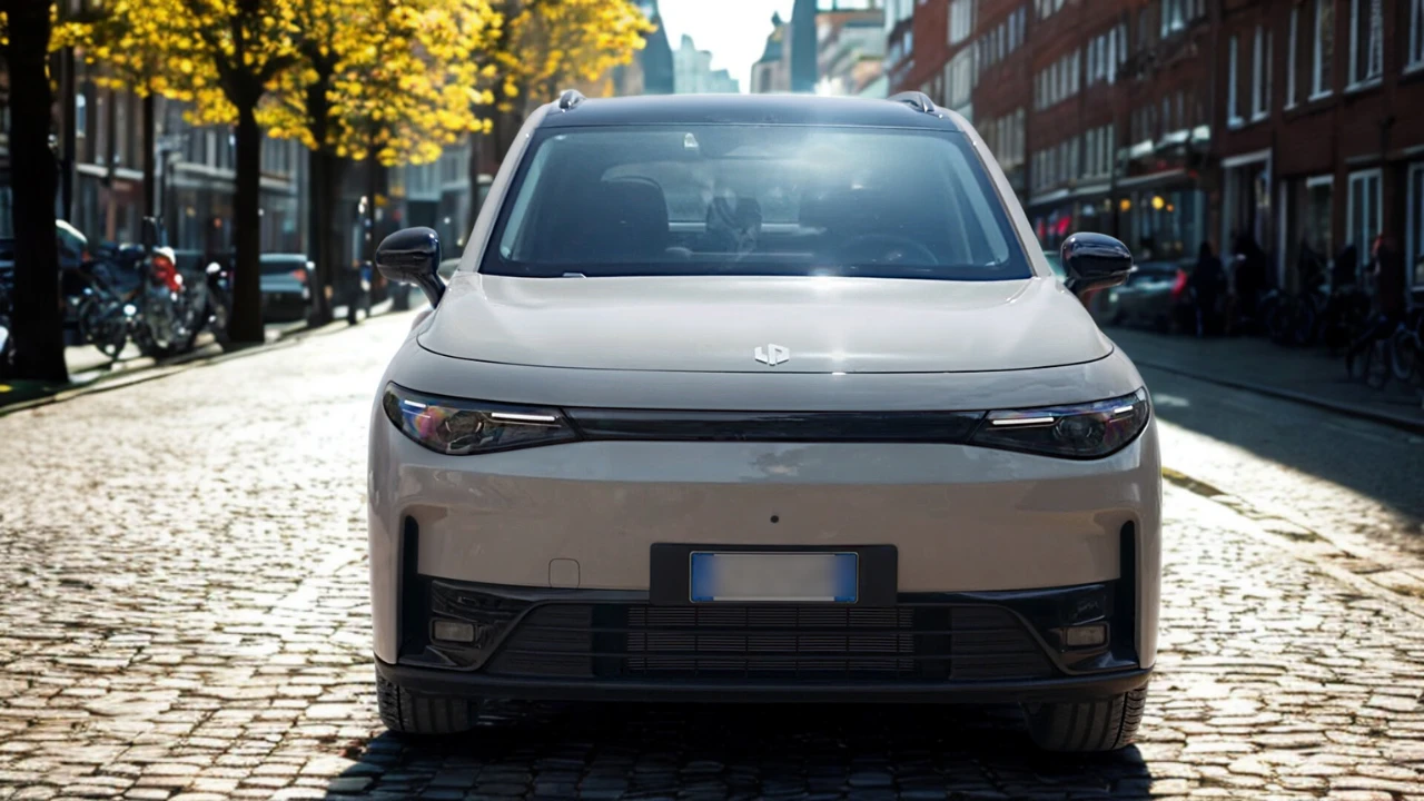 Direct vooraanzicht van 2025 Leapmotor C10 REEV in Pearl White met LED koplampen, Leapmotor logo, gesloten voorgrille, kentekenplaat gebied en modern voorbumper ontwerp op geplaveide straat.
